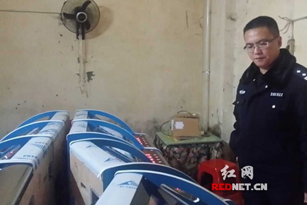 民警在现场查处赌博机