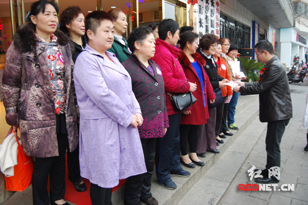 第五届“南湖女性健康节”活动中，与会领导在为贫困女性代表发送慰问金。