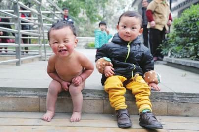四川“狼爸”不给儿穿衣 一岁宝宝赤裸满街跑