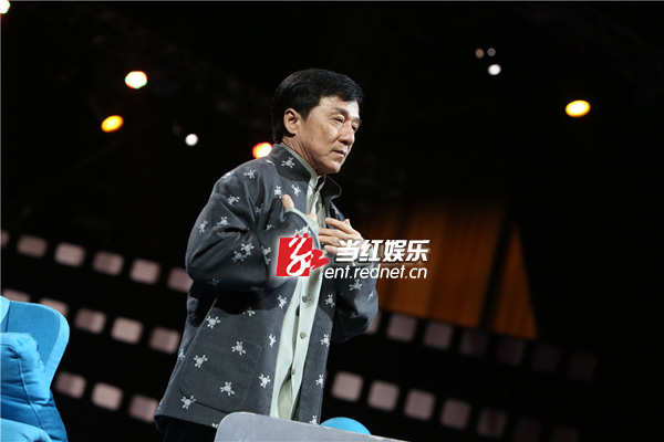 成龙回忆儿子街头卖艺情景