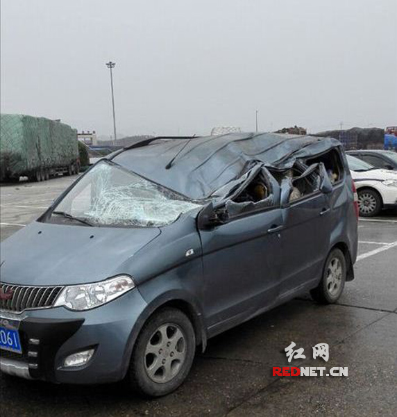 实习司机驾车“钻”货车尾部