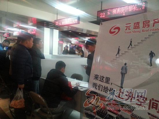 寒窗苦读近20载,虽不能说学富五车,综合知识和素质总强过没上大学的进城务工人员。但是,在“一分能力一分价钱”的人才市场上,高校毕业生们却怎么也骄傲不起来:硕士研究生给企业总经理当文秘,月薪3000元;而同一家用人单位给木工开的最低工资是3500元/月。走出人才市场,一位毕业生自感很“跌份儿”。