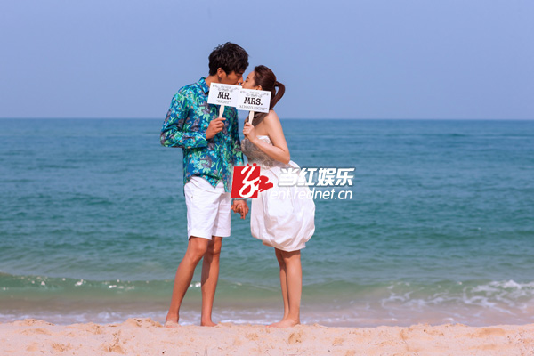 秦昊伊能静海滩接吻
