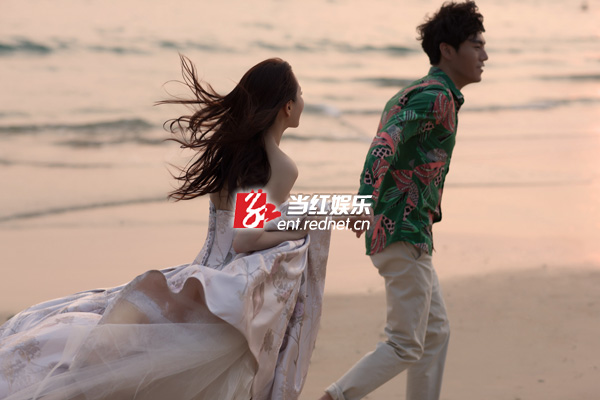 伊能静秦昊海滩牵手
