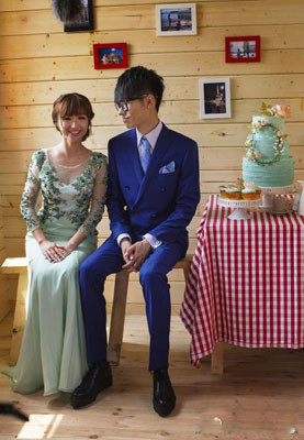李行亮和爱妻在木屋内