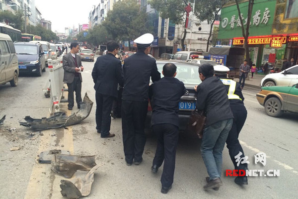 民警处理事故现场