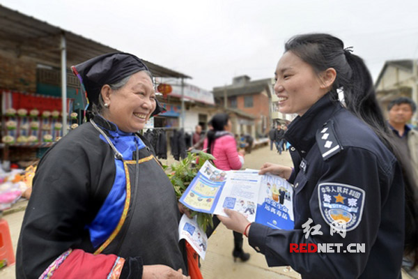 3月20日（农历二月初一），湖南省江永县公安局组织民警深入松柏瑶族乡“赶鸟节”上积极为群众宣讲毒品知识，发放禁毒知识宣传单。