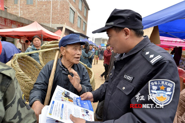 为提高瑶民朋友的对毒品的防范意识，江永县公安局借此机会深入“赶鸟节”上开展禁毒宣传活动。