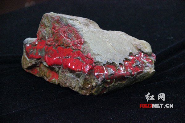 这块长25.2cm、宽12cm的昌化鸡血石原石来自赵兵先生的收藏。