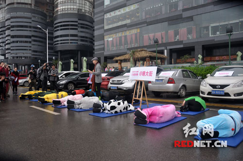 3月20日，中国“睡眠先生”唐堂与台湾中医博士陈筑君组织了一场“睡大街”行为艺术。
