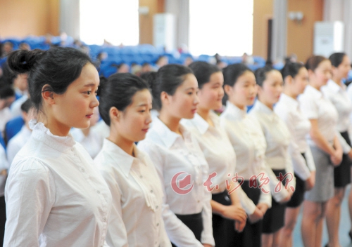 长沙美女大学生穿制服应聘<em>空姐</em> <em>月收入</em>1万_企