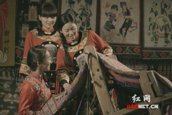 影片中穿插着湘西土家族传统文化中的“西兰卡普”、对山歌、嫁娶场面。（电影剧照）