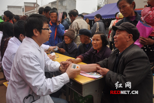 医疗工作者给村民量血压。