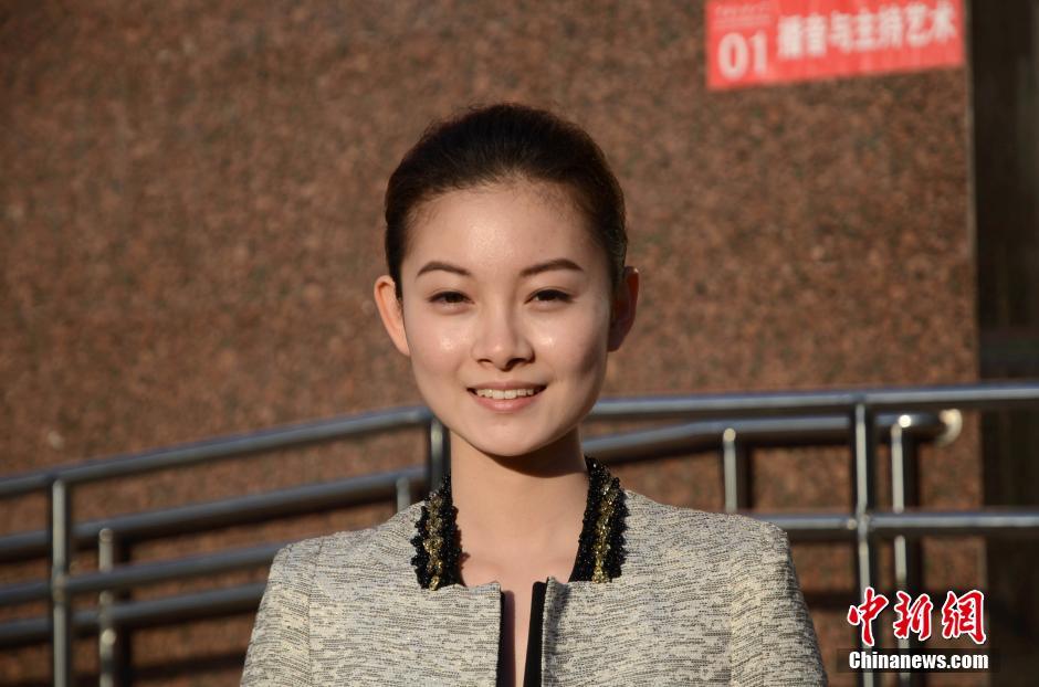 传媒大学播音主持复试结束 清纯美女尽现