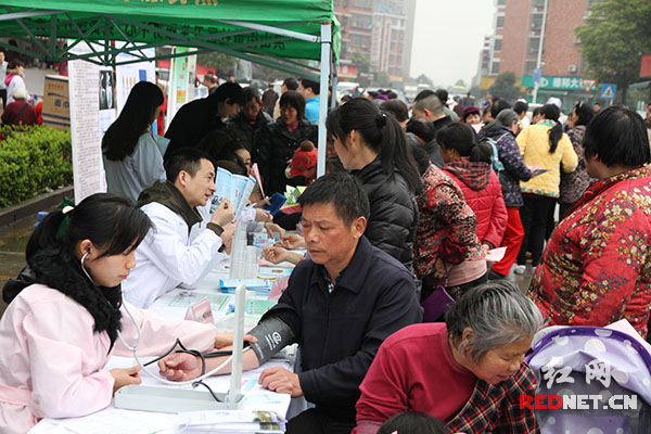 前来看病的居民已经义诊点围得严严实实，大家都想让来自开福区疾控中心和长沙市一医院的专家们“看看”自己。