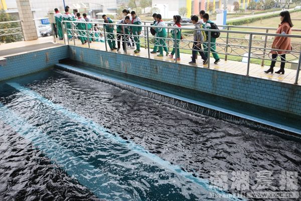 3月22日，长沙水业集团邀请长沙市民和学生参观水厂，了解制水工艺流程和水质。图记者 朱辉峰.jpg