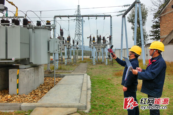 运维人员进行巡视、测温