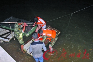 情侣沙滩上散步被涨潮海水围困大呼救命（图）