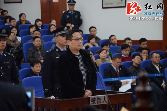 被告人李军犯受贿罪，判处有期徒刑十二年，剥夺政治权利二年，并处没收个人财产人民币二百万元。