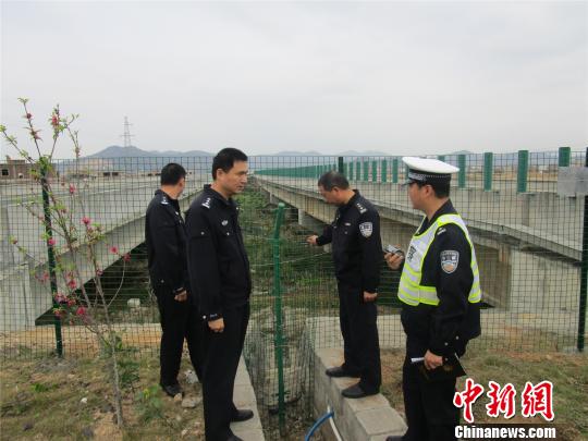 近20名孩童高速路上“玩耍”高速公路安全再引关注