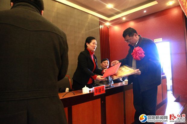 市领导正在给得奖者颁奖。