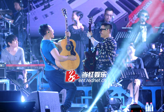 没有华服也没有演唱嘉宾，许巍与吉他手李延亮在台上玩得像个少年。