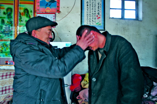 男子打工路上捡回脑瘫弃婴抚养27年(图)