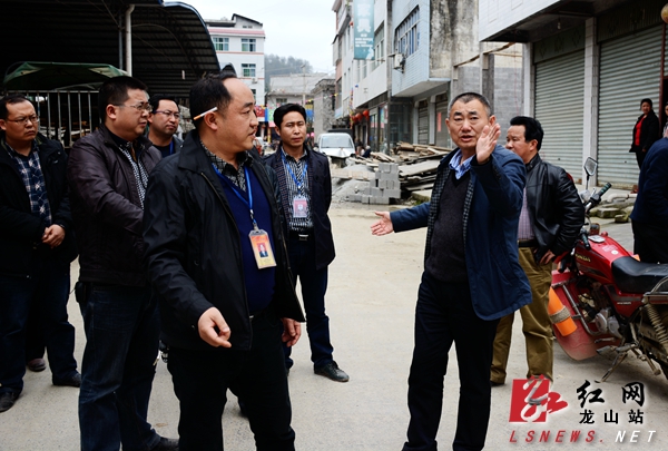 龙山县委书记彭正刚调研乡镇街道改造及市场建设