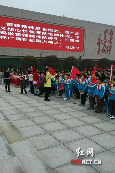 600多名孩子在雷锋铜像宣誓要以雷锋为榜样