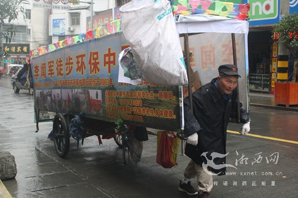 湘西:环保达人踏遍1000省市 拉板车宣传环保知识