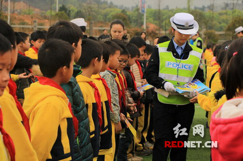 交警给小朋友发放宣传资料