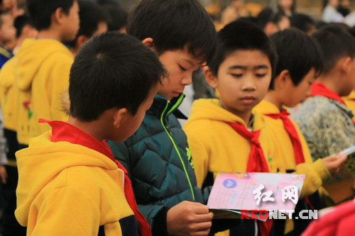 小朋友阅读交通安全漫画手册