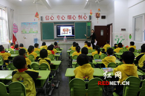 小朋友观看交通安全视频