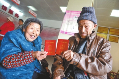 领到结婚证的老人喜笑颜开