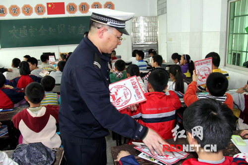 民警发放宣传资料