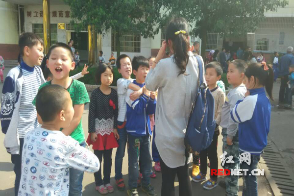 学生们与志愿者热情交谈