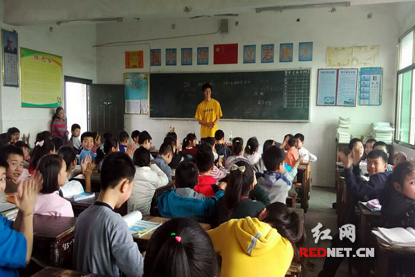 课堂上同学们积极举手发言