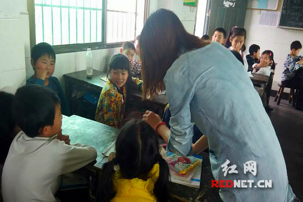 志愿者“手把手”教孩子们唱歌