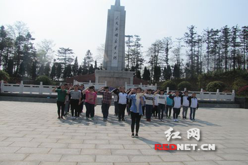湘乡一职的学生在纪念碑前宣誓，为“中国梦”而奋斗