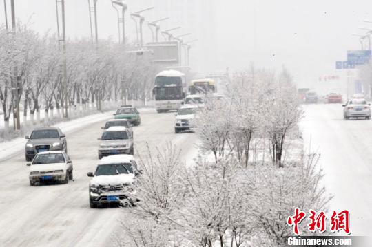 受冷空气影响新疆多个机场通航受阻多条高速路临时管制