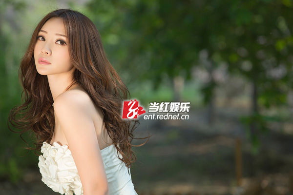 柳岩抹胸裙出镜