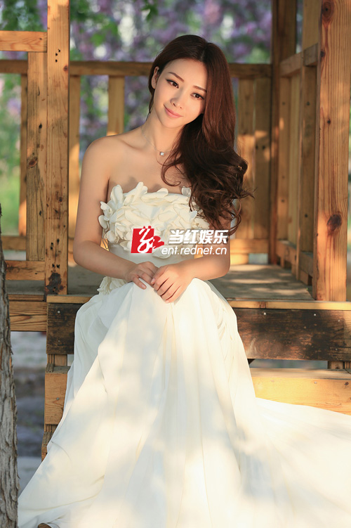 柳岩恬静安坐木屋台阶