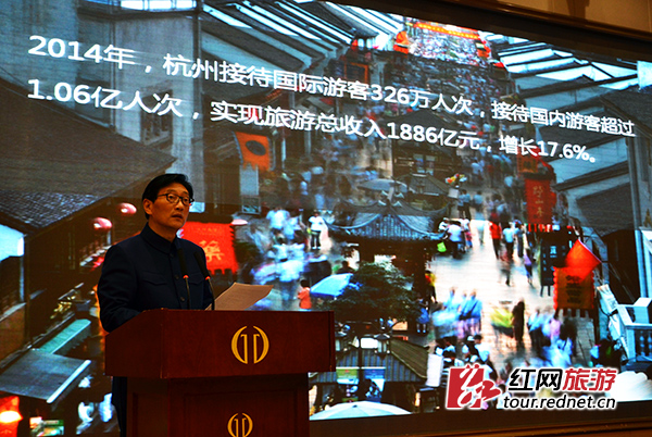 杭州市副市长张建庭在会上推介杭州旅游。