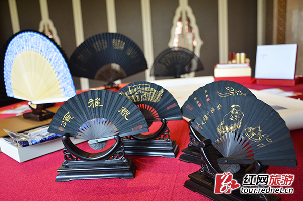 推介会现场展示了杭州各区、县（市）带来的精美旅游特产，图为杭扇黑纸扇。
