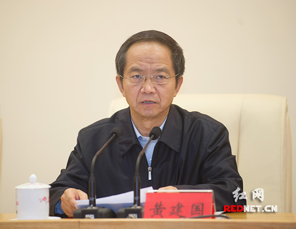 湖南省委常委、省纪委书记黄建国宣读中纪委关于党风廉政建设责任追究8个典型案件的通报。