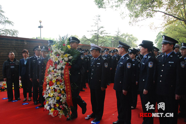 清明节前夕，长沙市公安局100余名公安民警来到湖南革命陵园，向烈士墓墙敬献花篮