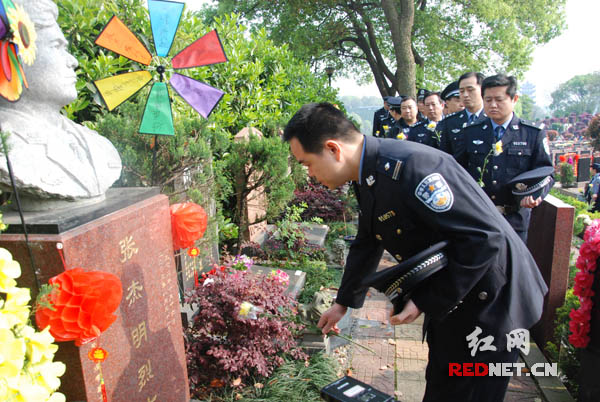 在公安烈士张杰明墓前，民警献花寄托哀思