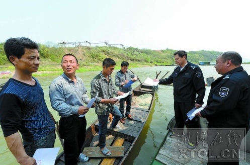 4月1日上午，渔民签收禁渔通知。（记者 陈旭东 摄）