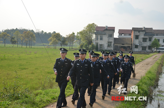 青年民警前往陈军烈士墓地