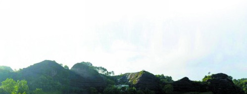  ３月３０日，我们远眺罗汉山。（记者 陈旭东 摄）